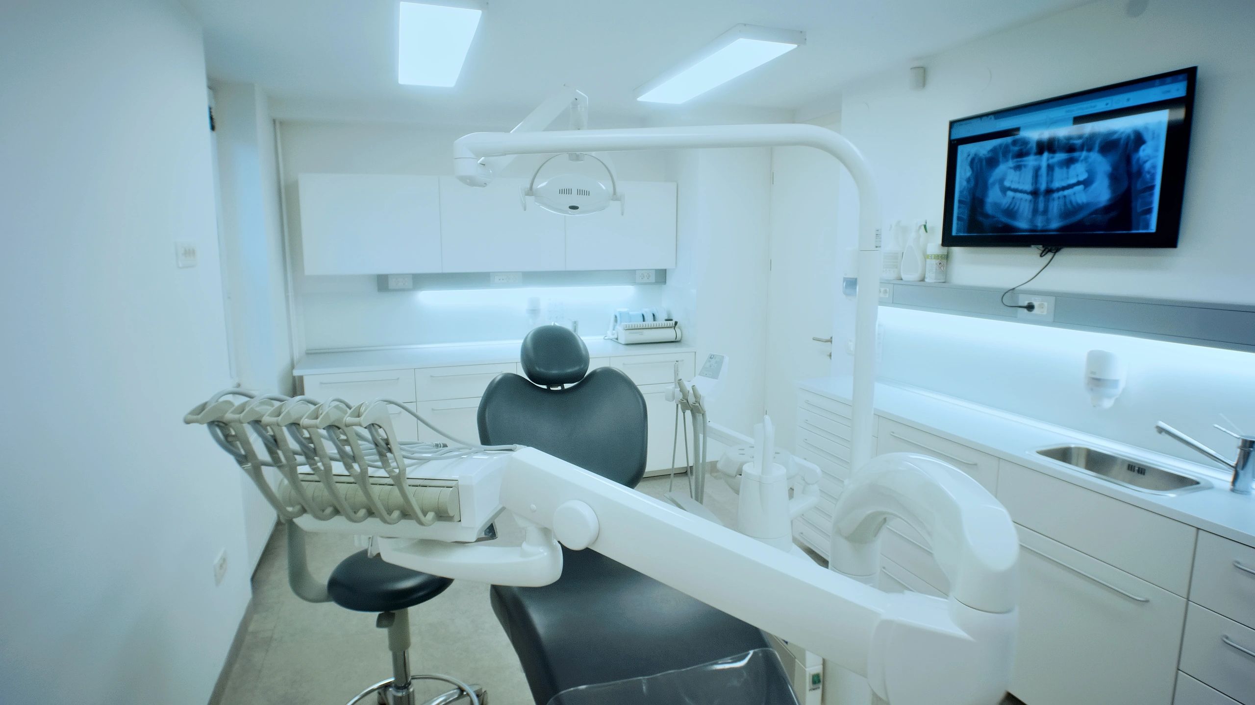 Advanced dental clinic environment supporting digital workflows